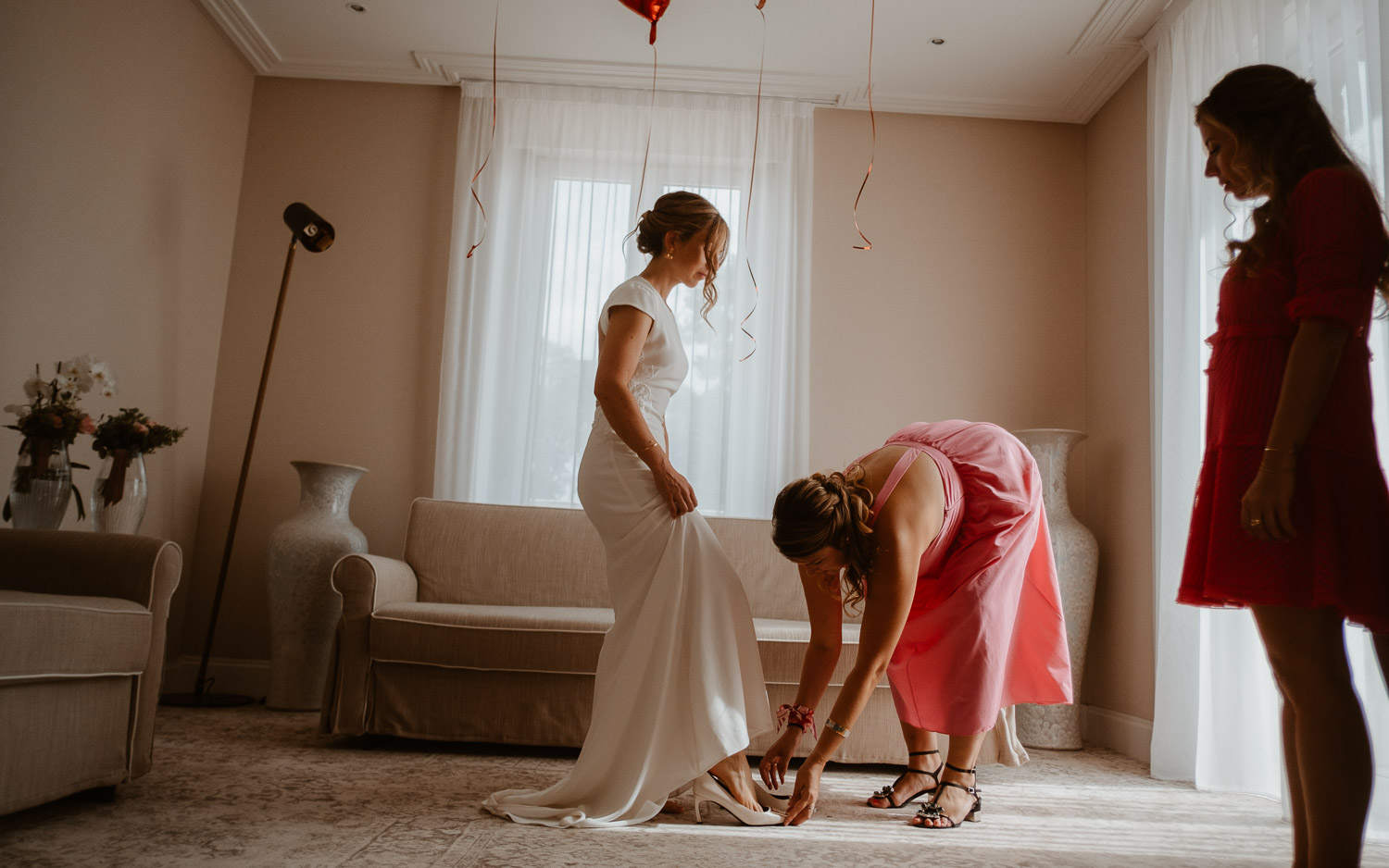 Habillage robe lors des préparatifs de mariage à l’hôtel royal de la Baule