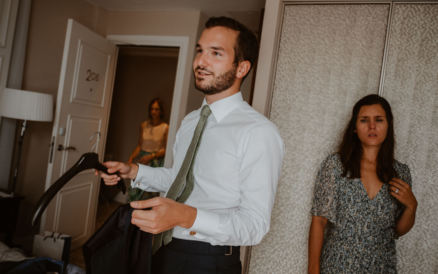 Habillage homme lors des préparatifs de mariage à l’hôtel royal de la Baule