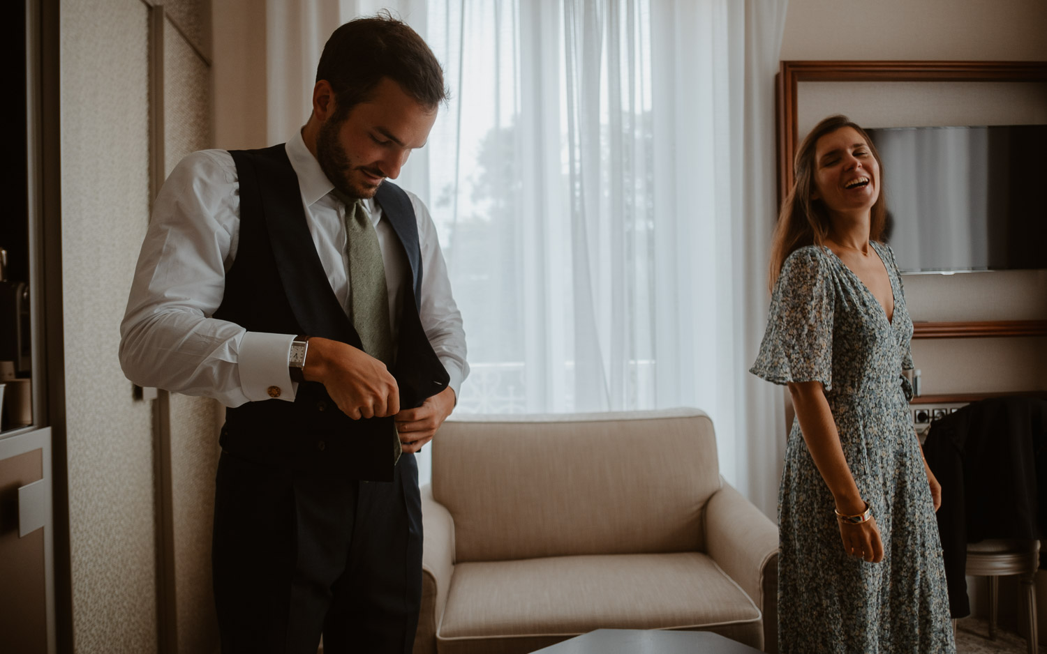 Habillage homme lors des préparatifs de mariage à l’hôtel royal de la Baule