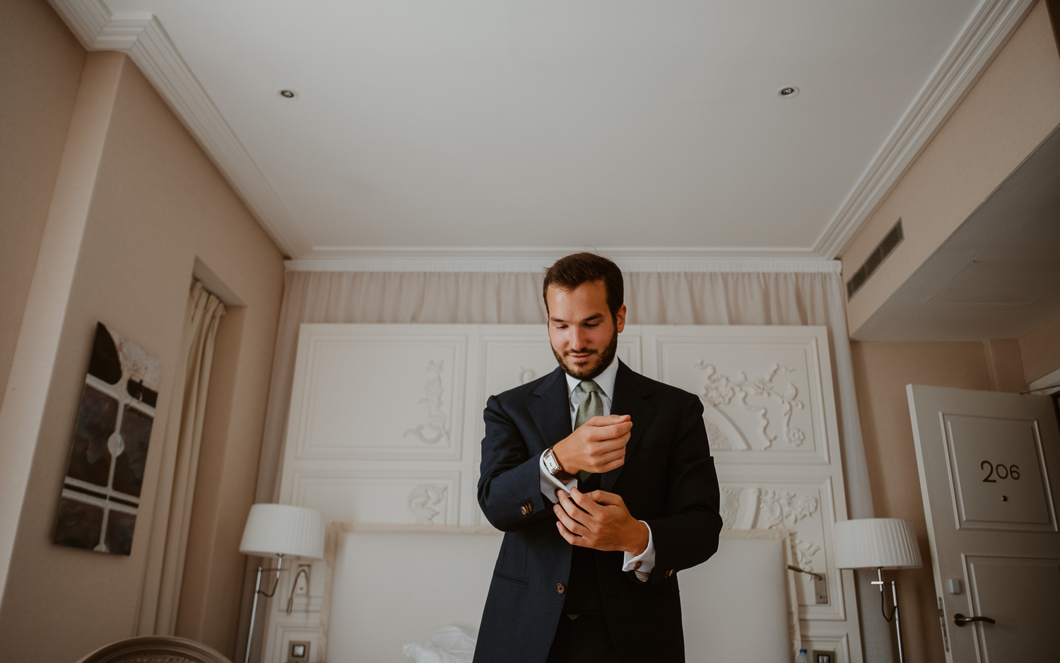 Habillage homme lors des préparatifs de mariage à l’hôtel royal de la Baule