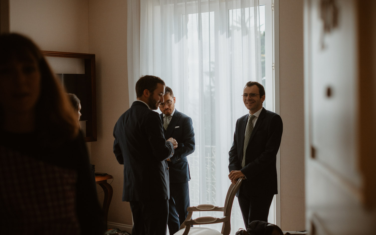 Habillage homme lors des préparatifs de mariage à l’hôtel royal de la Baule