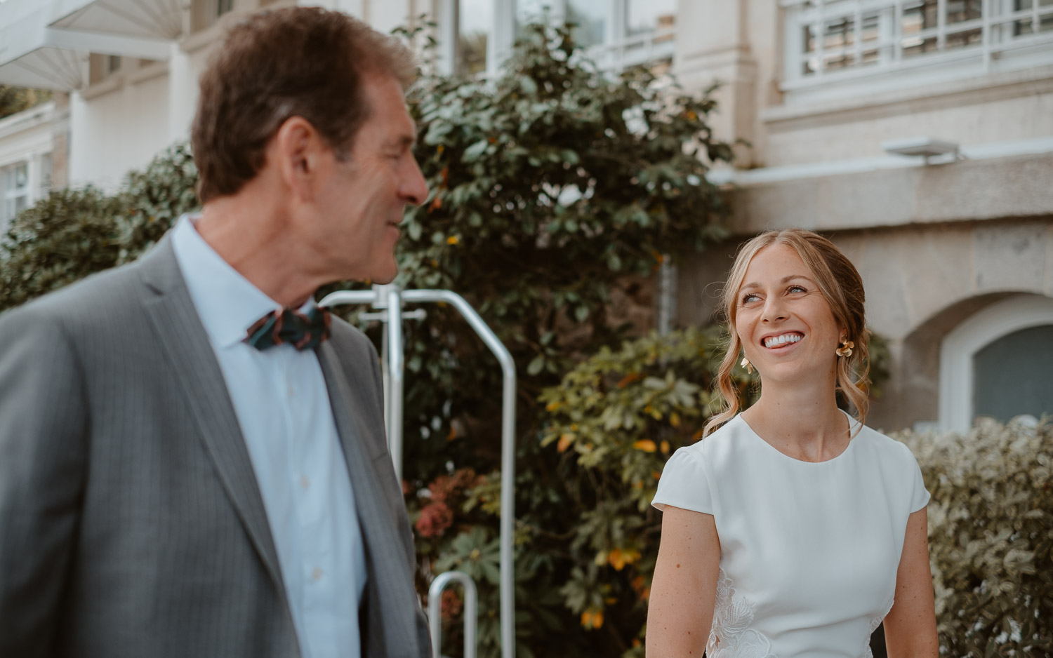 Sourire d'une jeune mariée à son père lors d'un mariage à la Baule