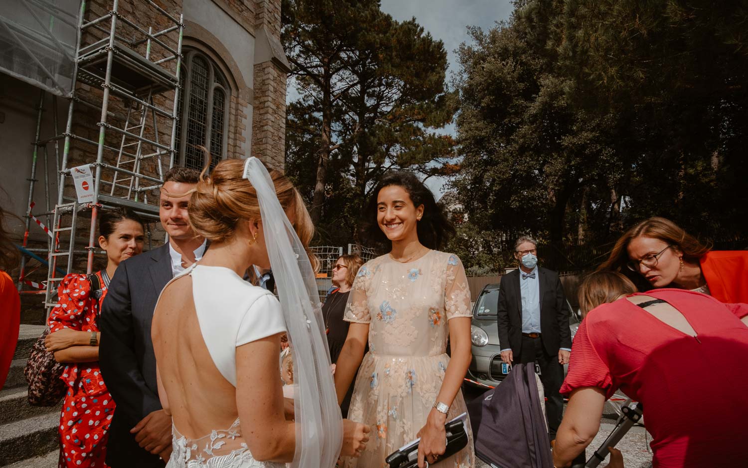 Photographies lifestyle à la sortie d'une cérémonie d'un mariage à la Boule