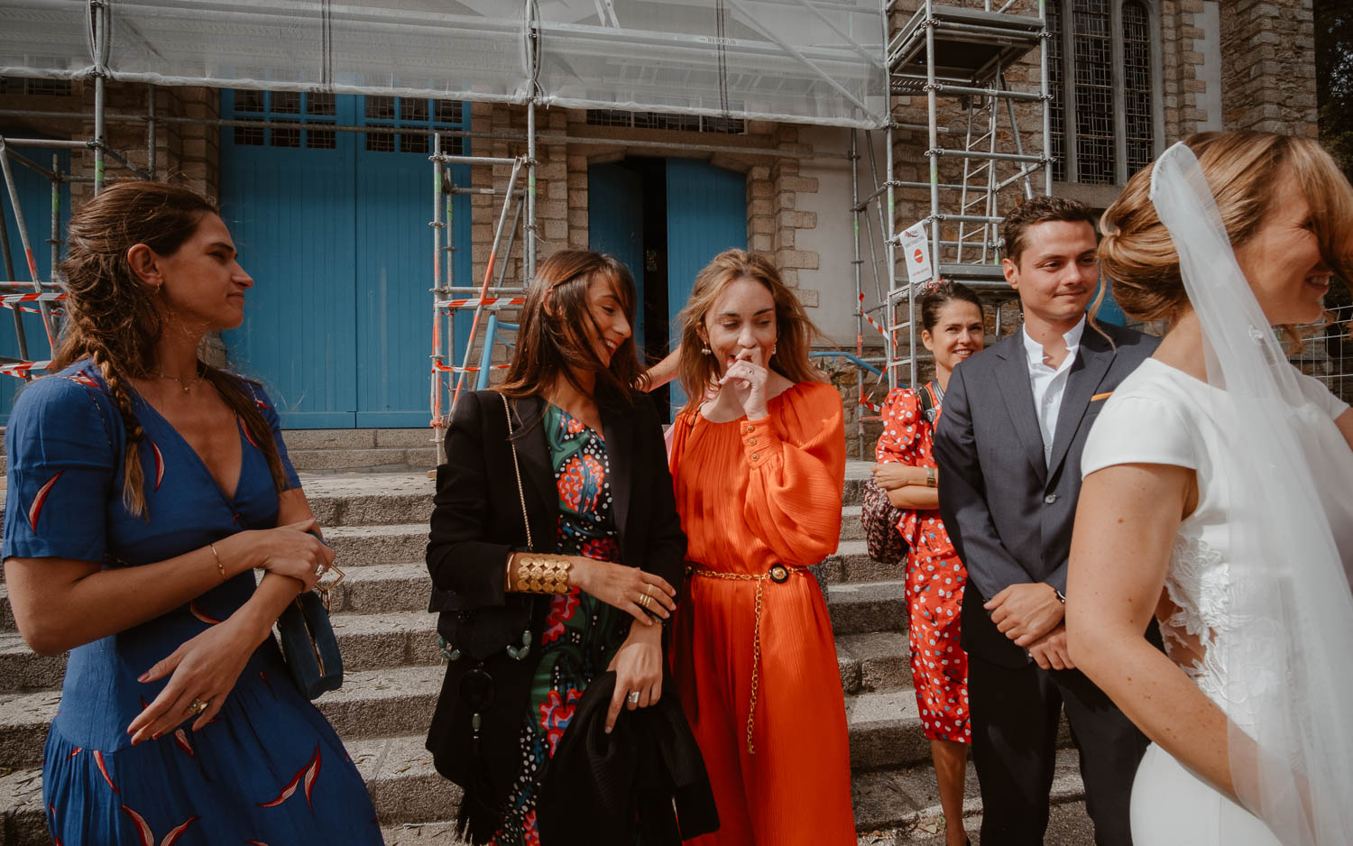 Photographies lifestyle à la sortie d'une cérémonie d'un mariage à la Boule