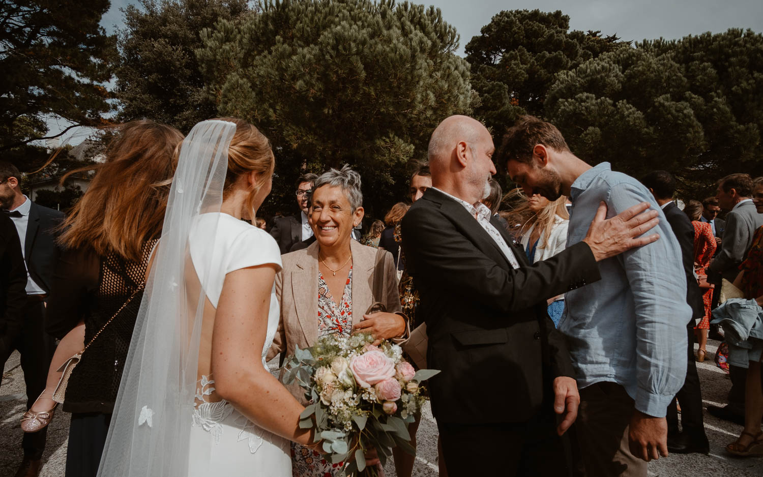 Photographies lifestyle à la sortie d'une cérémonie d'un mariage à la Boule