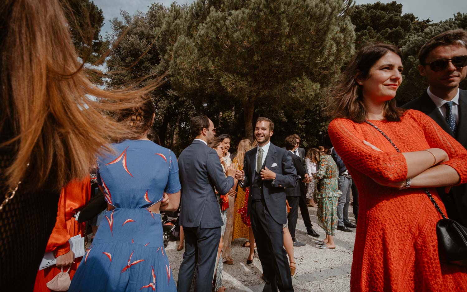 Photographies lifestyle à la sortie d'une cérémonie d'un mariage à la Boule