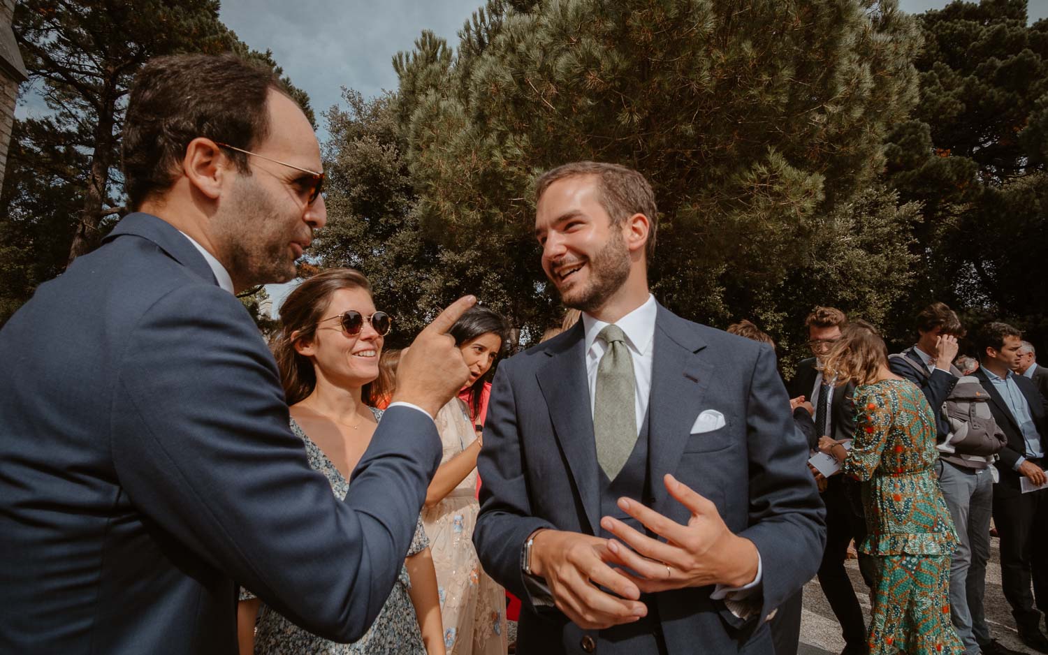 Photographies lifestyle à la sortie d'une cérémonie d'un mariage à la Boule