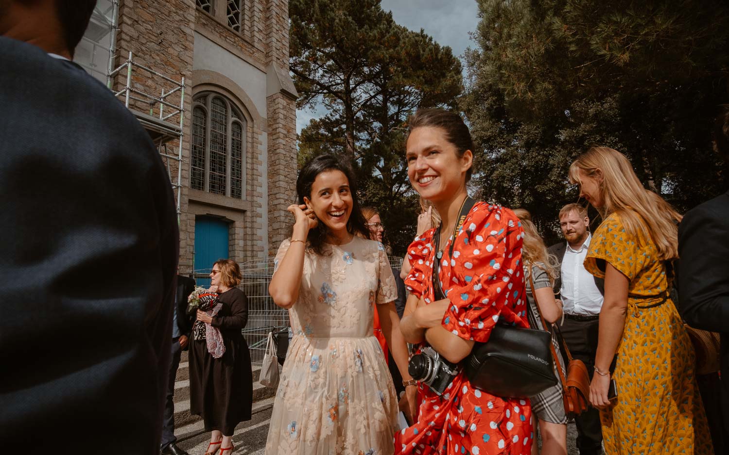 Photographies lifestyle à la sortie d'une cérémonie d'un mariage à la Boule