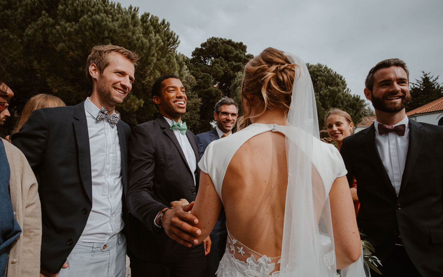 Photographies lifestyle à la sortie d'une cérémonie d'un mariage à la Boule