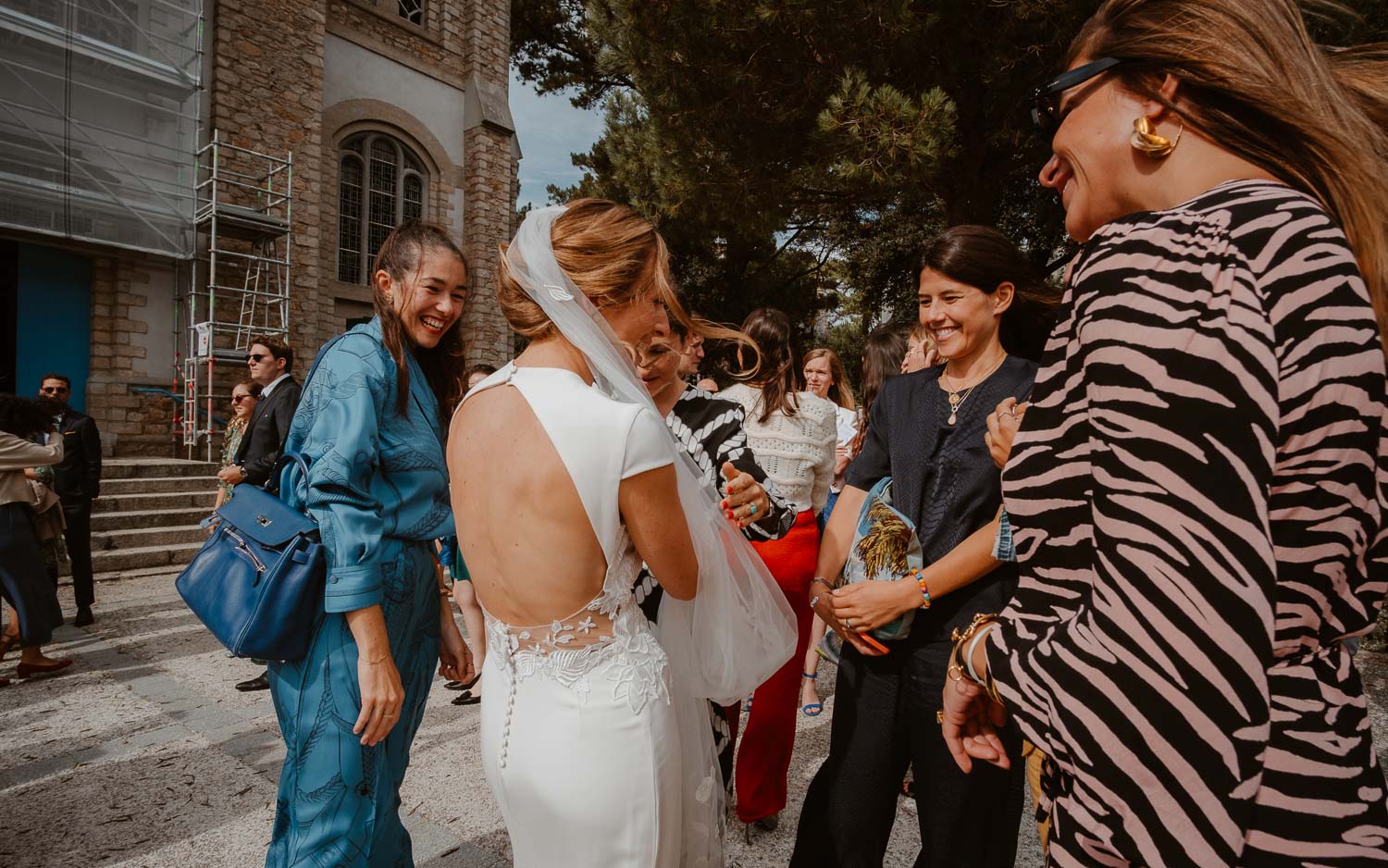 Photographies lifestyle à la sortie d'une cérémonie d'un mariage à la Boule