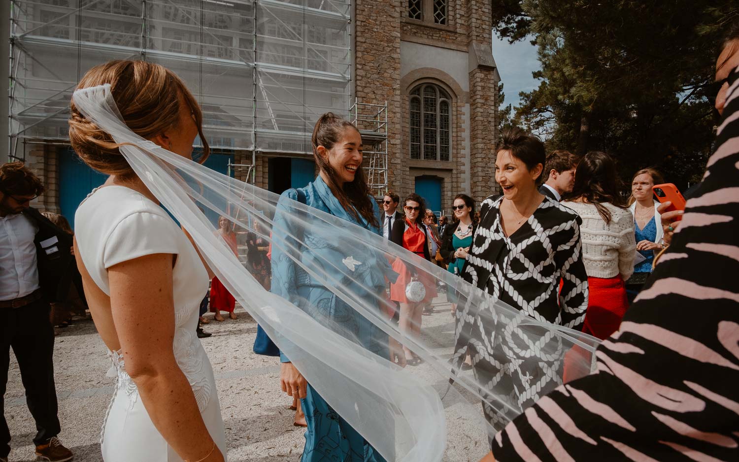 Photographies lifestyle à la sortie d'une cérémonie d'un mariage à la Boule