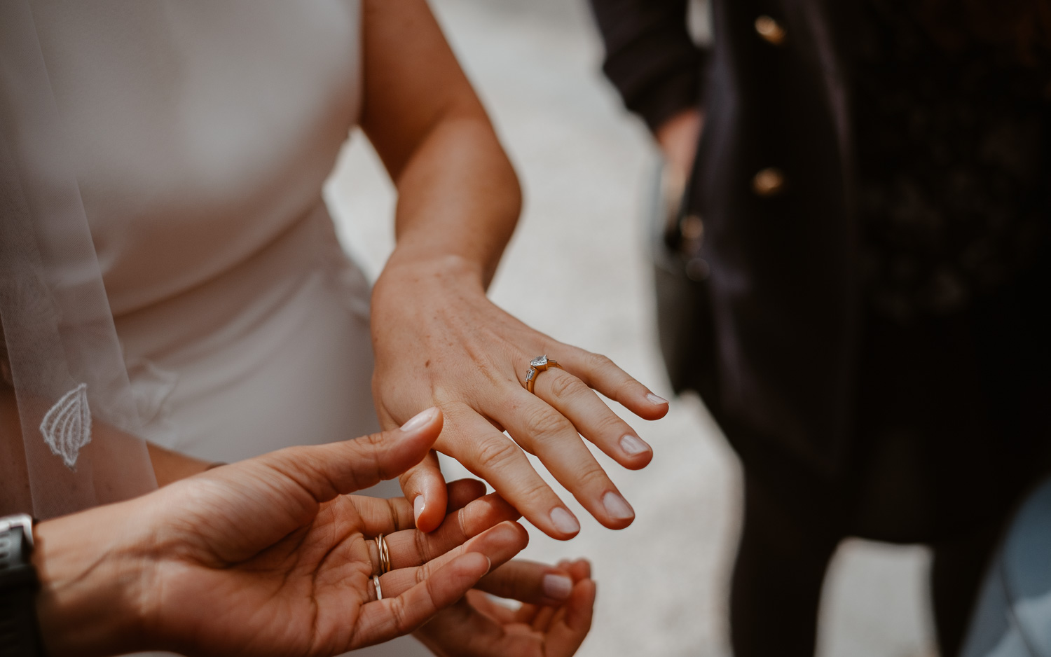 Photographies lifestyle à la sortie d'une cérémonie d'un mariage à la Boule