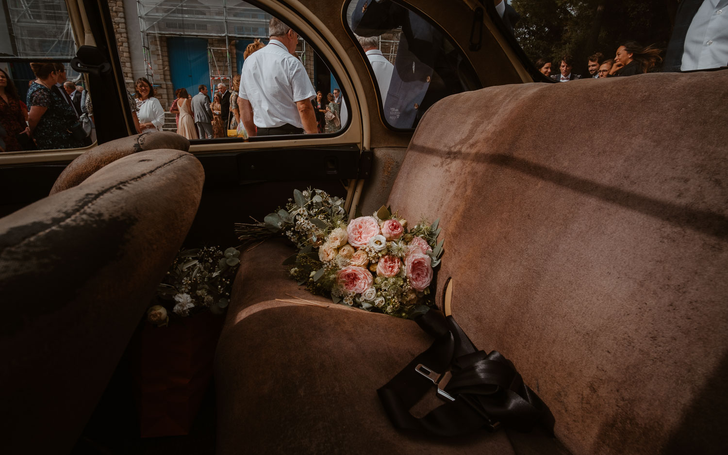 Bouquet de fleur dans une 2CV lors d'un mariage à la Baule