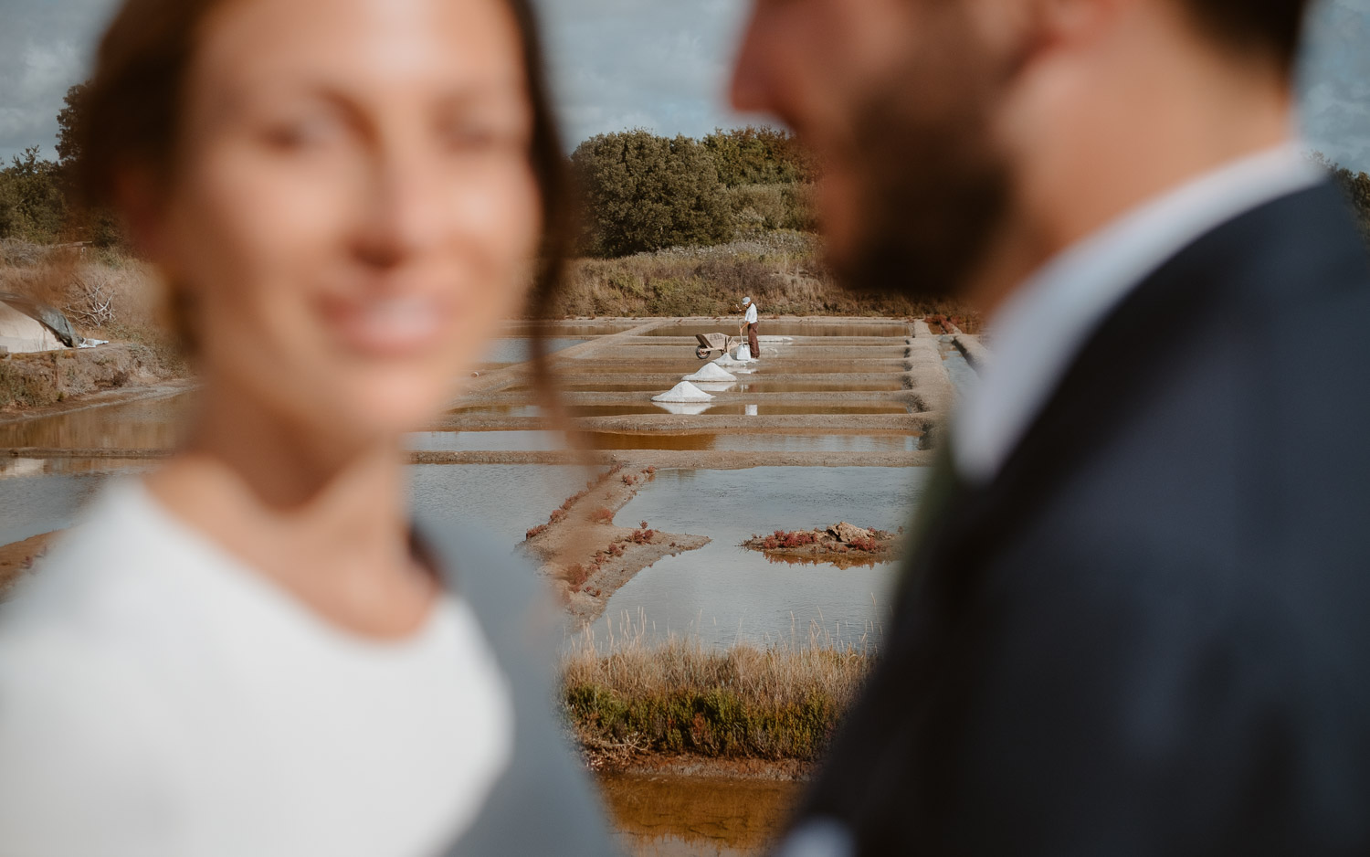 Photos de jeunes mariés dans les marais salants à Guérande