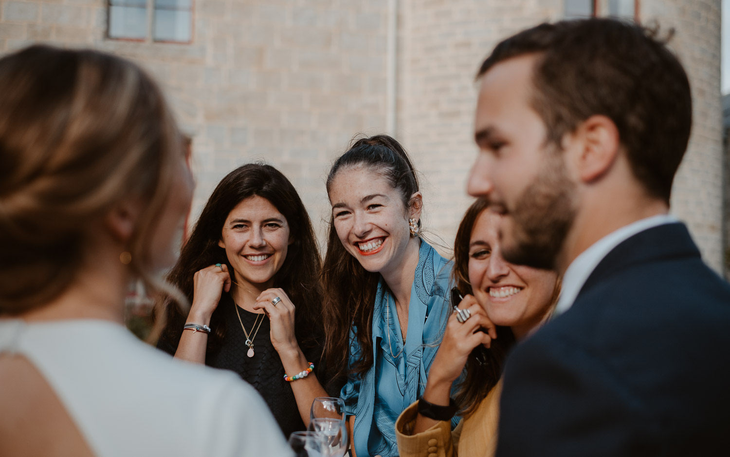 Portraits lifestyle de mariage au château de l'auvergnat à la turballe