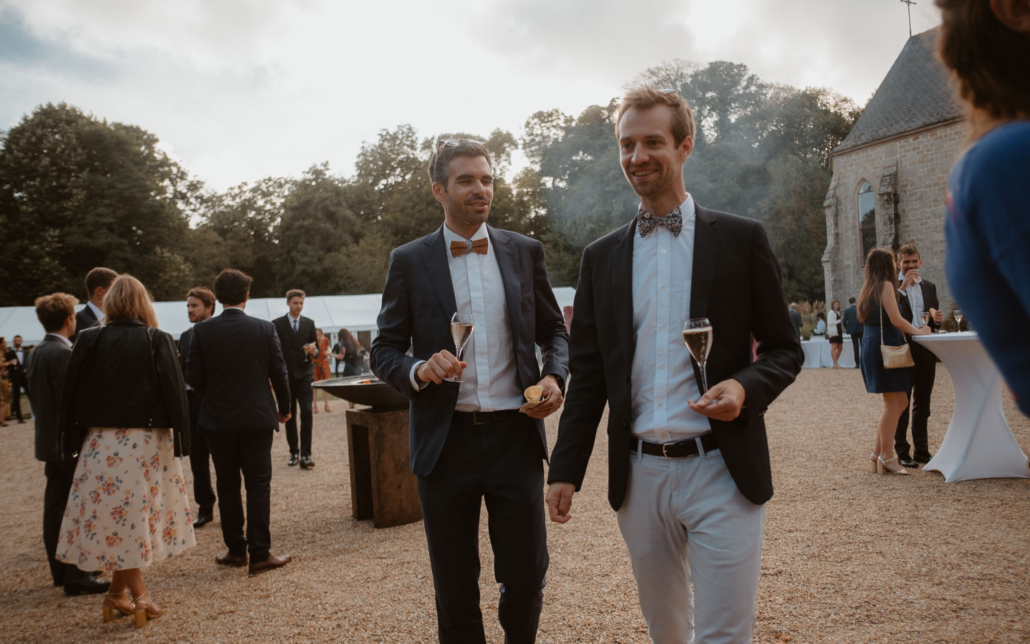 Portraits lifestyle de mariage au château de Lauvergnac à la turballePortraits lifestyle de mariage au château de Lauvergnac à la turballe