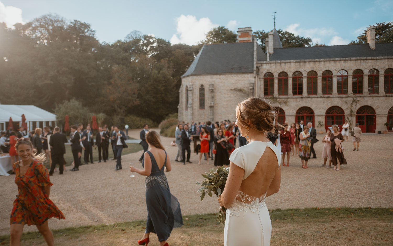 Portraits lifestyle de mariage au château de Lauvergnac à la turballe
