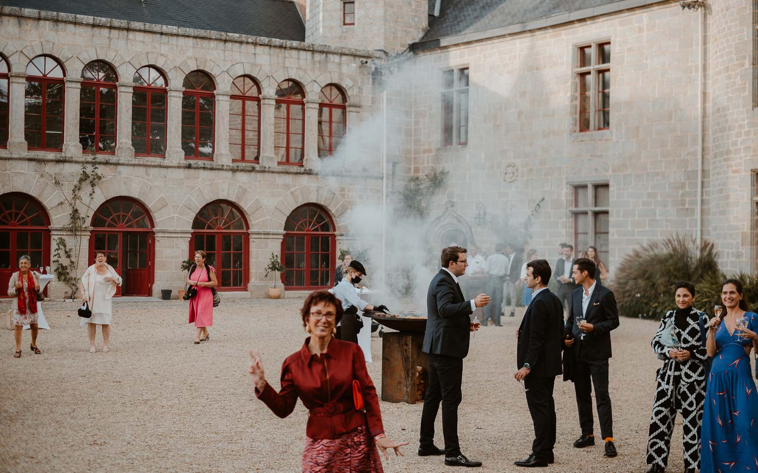 Portraits lifestyle de mariage au château de Lauvergnac à la turballe