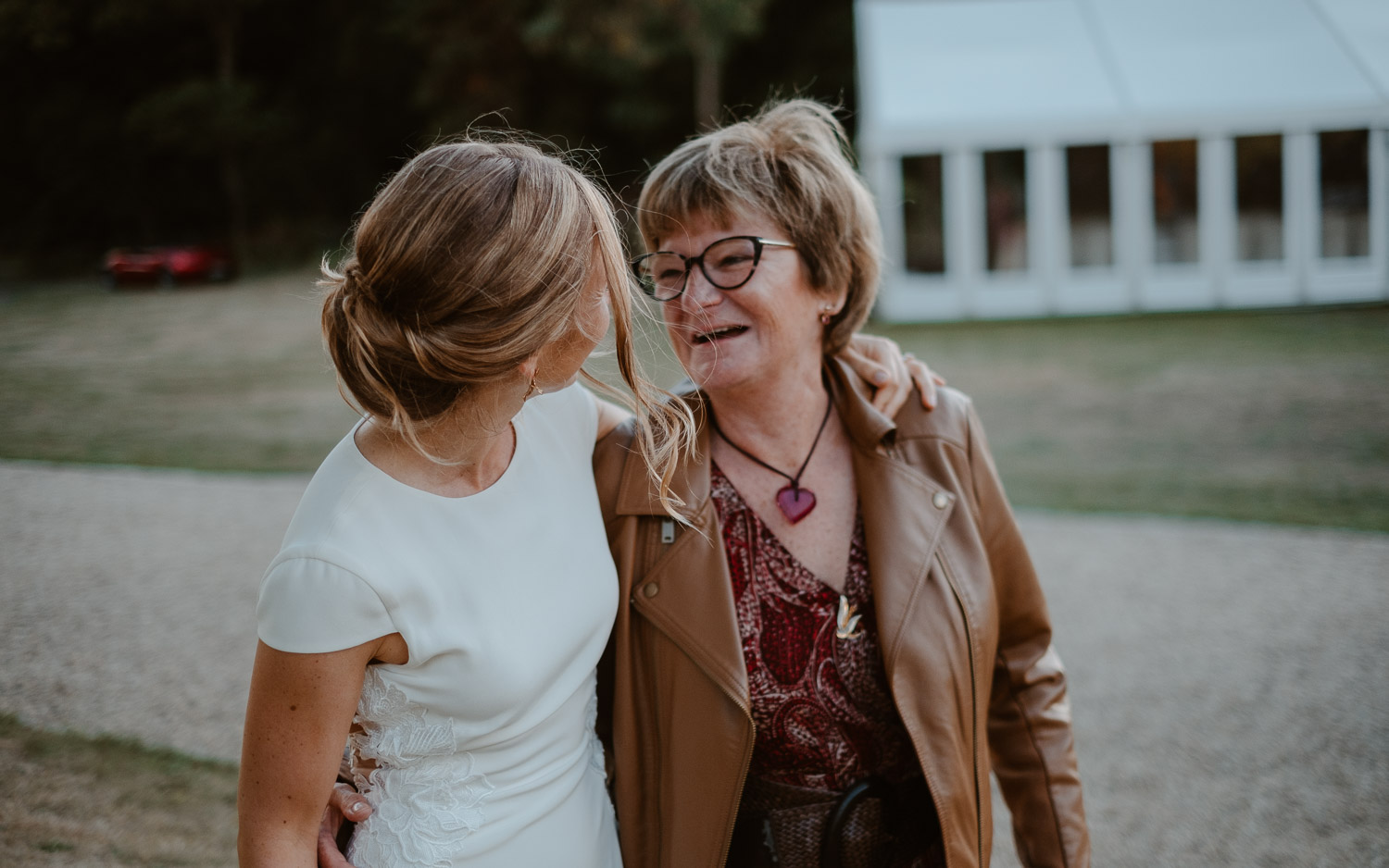 Portraits lifestyle de mariage au château de Lauvergnac à la turballe