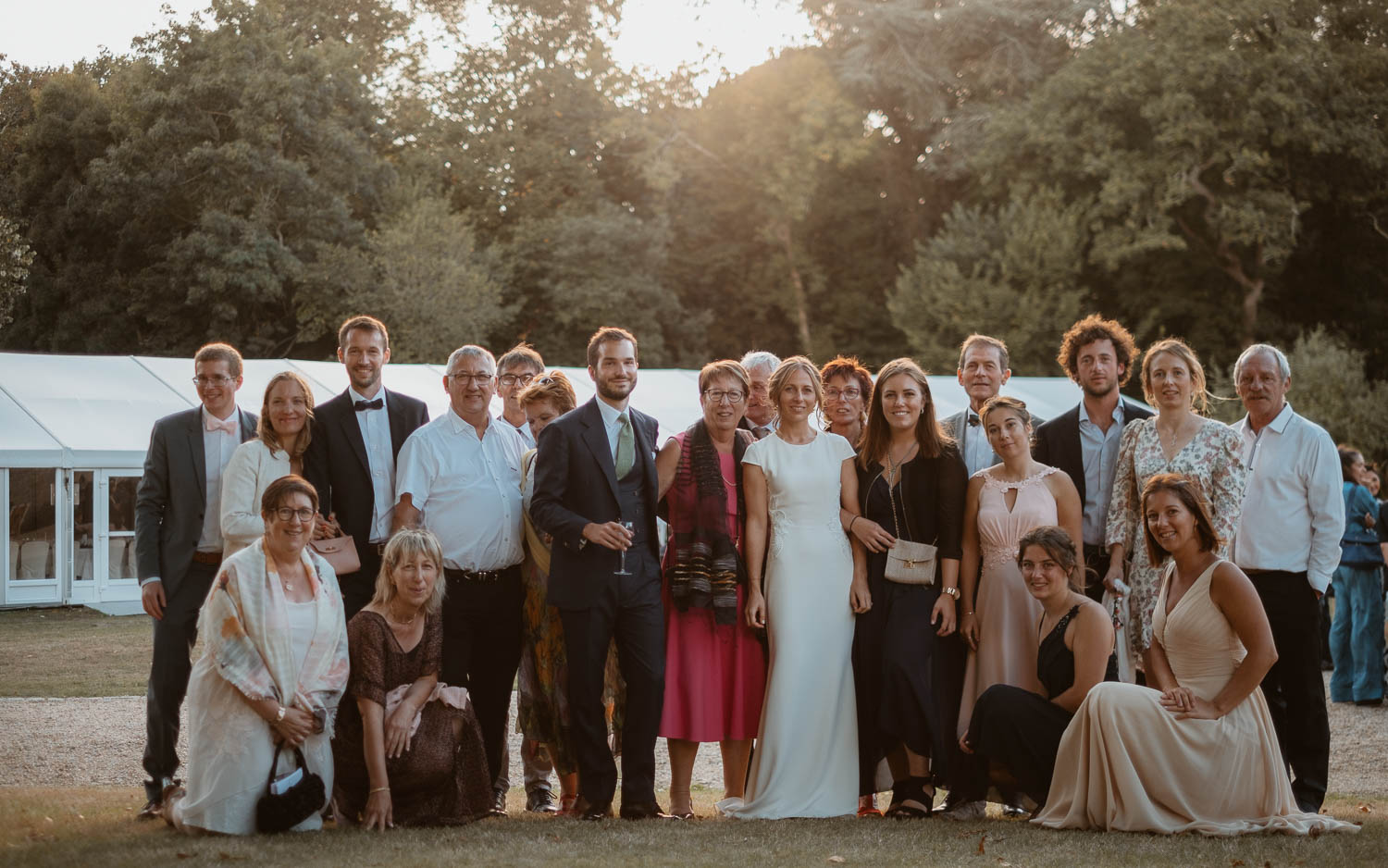 Photo de famille lors d'un mariage au château de Lauvergnac à la turballe