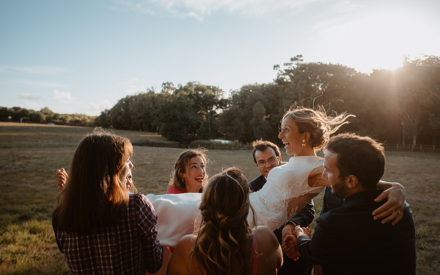 Photos fun avec les amis et témoins du mariage