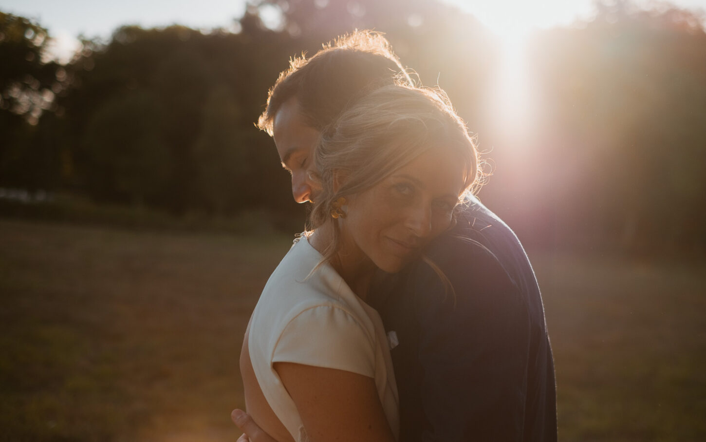 Photo de couple le jour d'un mariage au Sunset à la golden hour à la Turballe