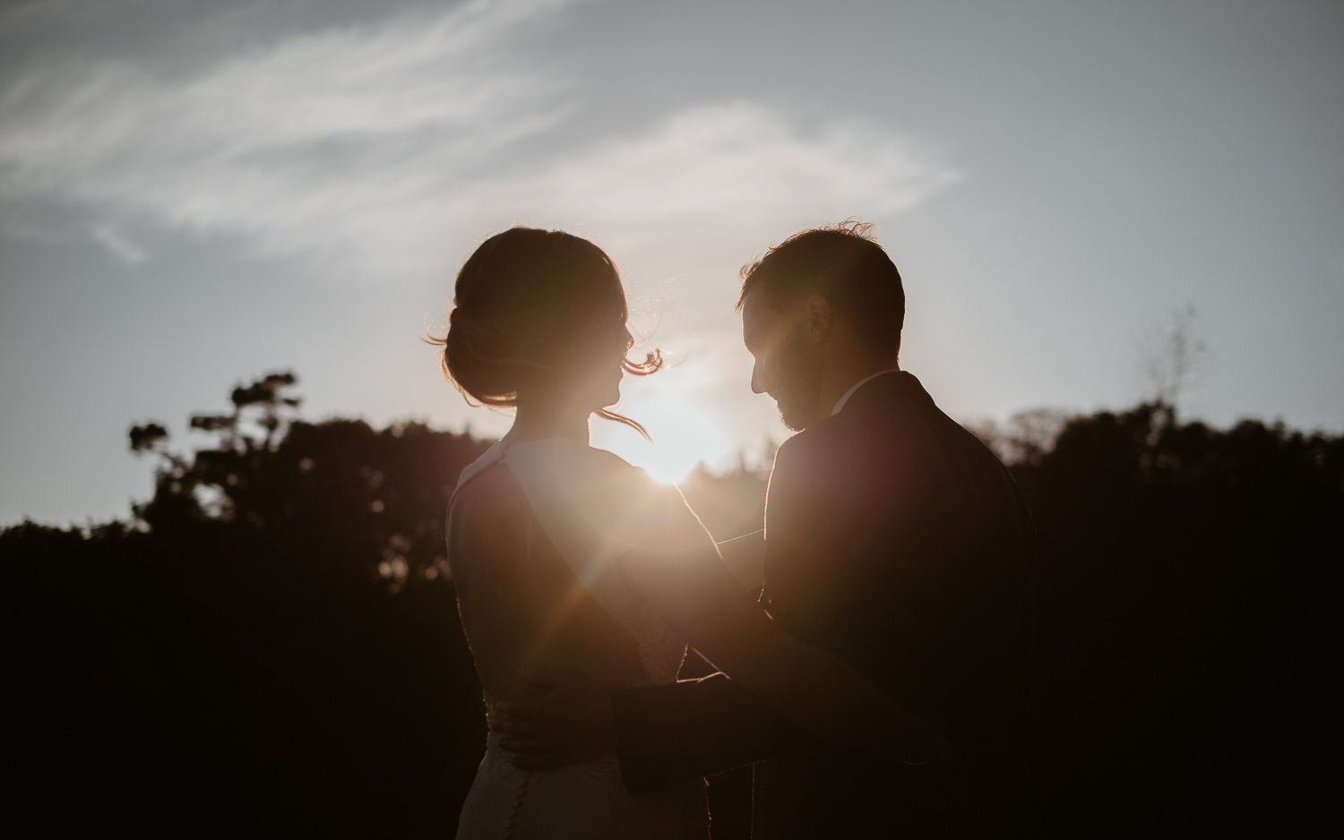 Photo de couple le jour d'un mariage au Sunset à la golden hour à la Turballe
