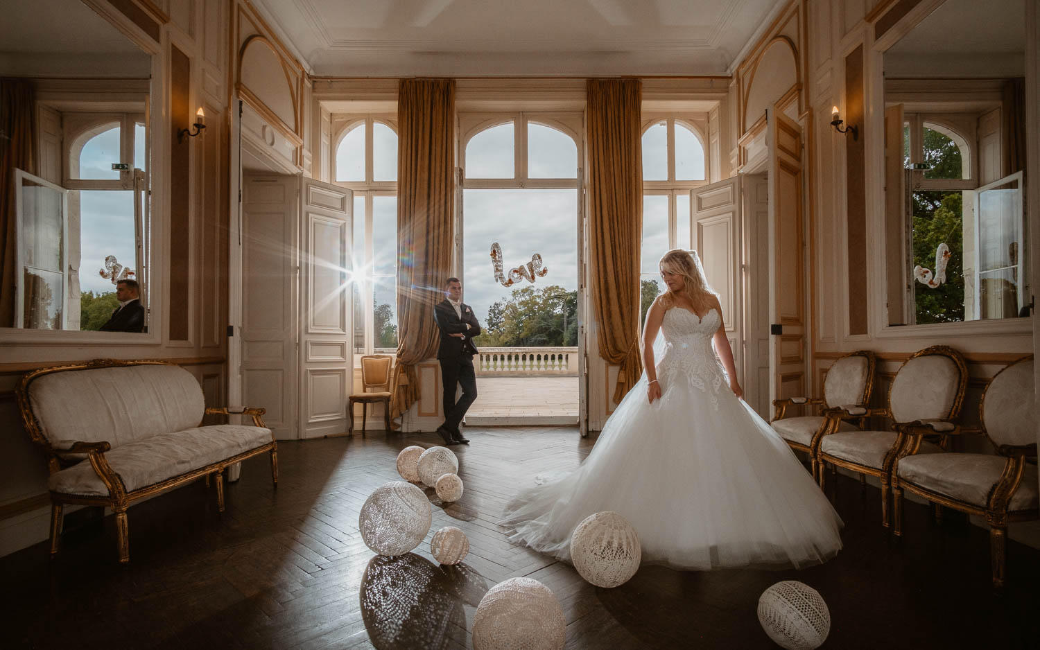 Photographies au thème Princesse d'une séance couple après mariage mise en scène avec créations MaillO design