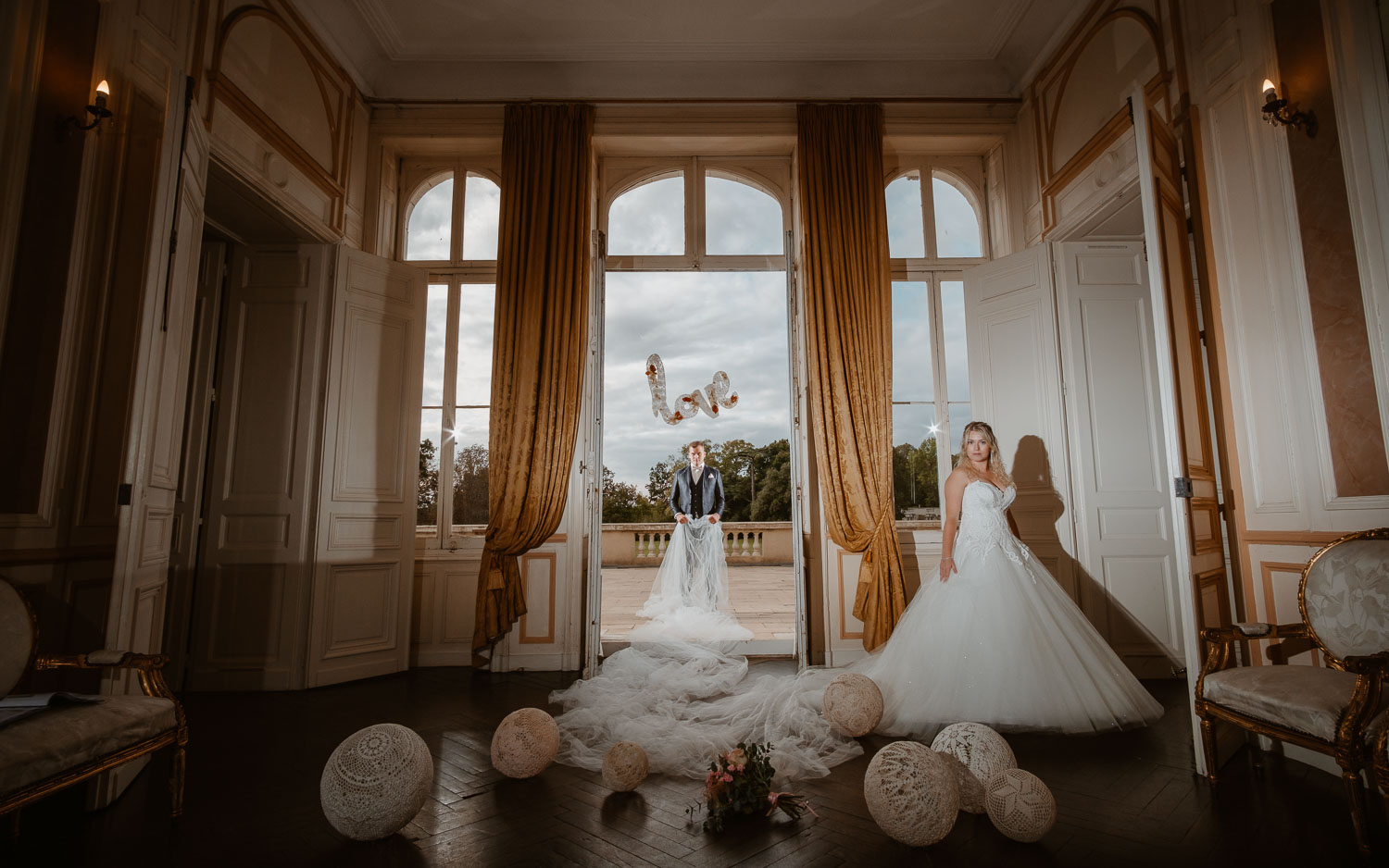 Photographies au thème Princesse d'une séance couple après mariage mise en scène avec créations MaillO design