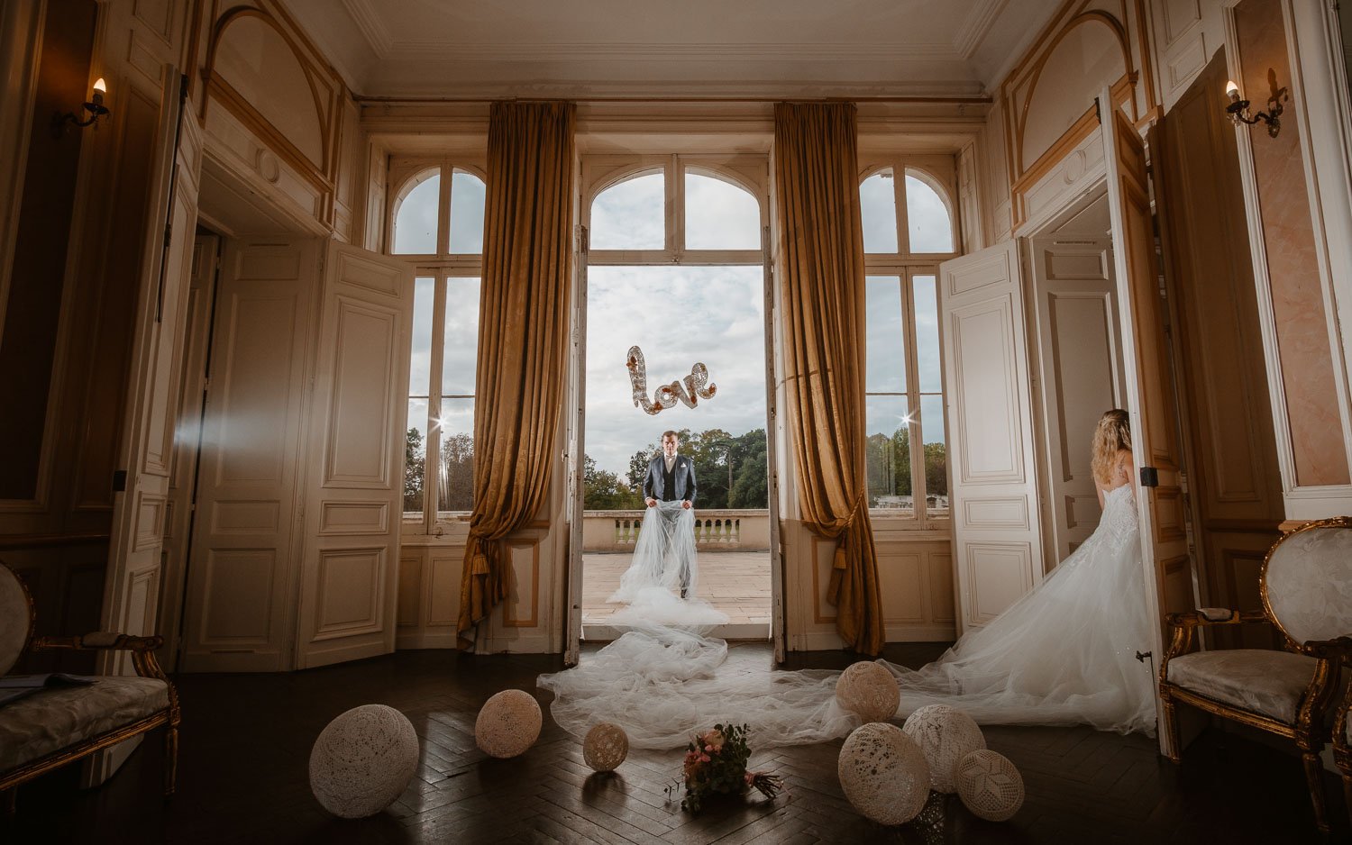 Photographies au thème Princesse d'une séance couple après mariage mise en scène avec créations MaillO design