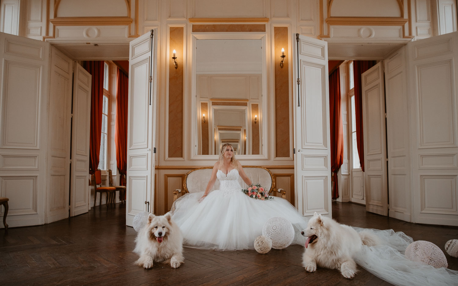 Mariée avec ses chiens lors d'une séance couple après mariage mise en scène avec créations MaillO design