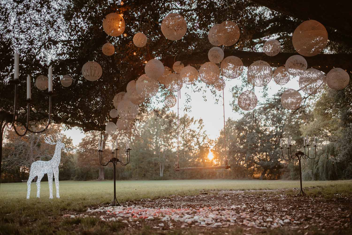 Photographies au thème Princesse d'une séance couple après mariage mise en scène avec créations MaillO design