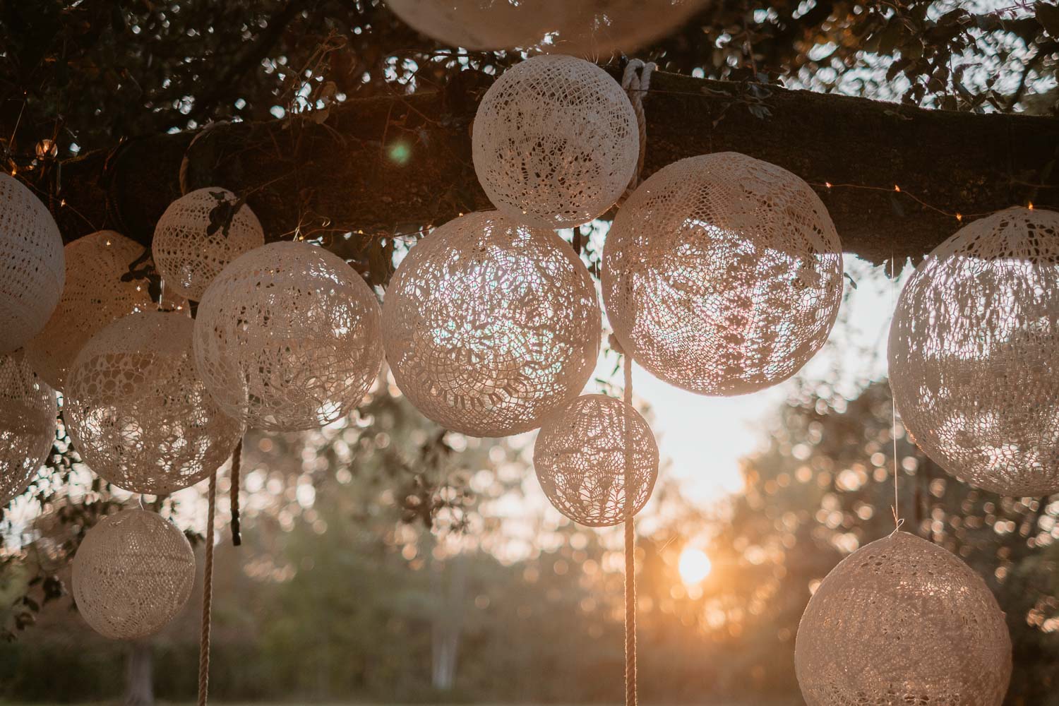 Photographies au thème Princesse d'une séance couple après mariage mise en scène avec créations MaillO design