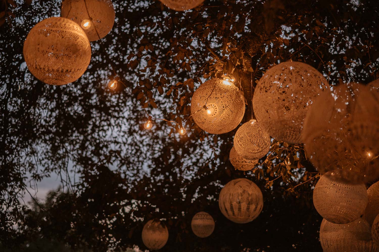 Séance couple après mariage mise en scène avec créations MaillO design