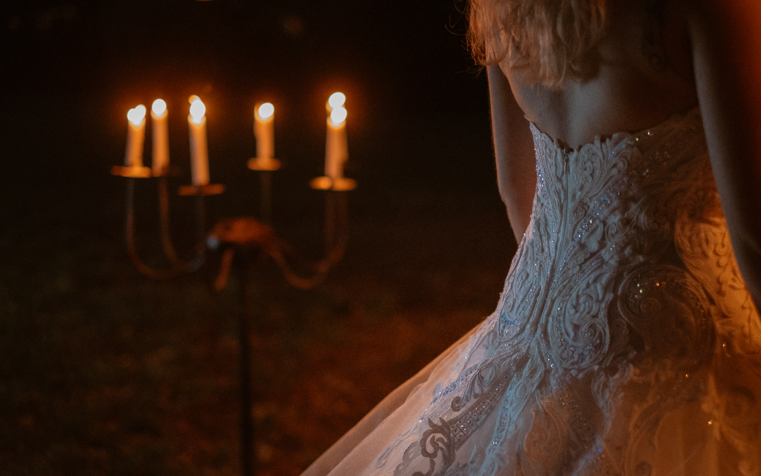 Photographies au thème Princesse d'une séance couple après mariage mise en scène avec créations MaillO design