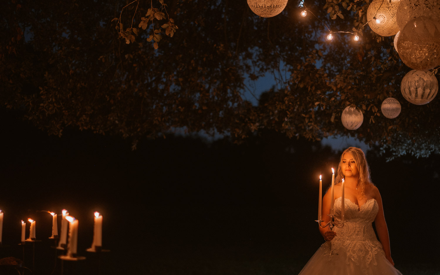 Photographies au thème Princesse d'une séance couple après mariage mise en scène avec créations MaillO design