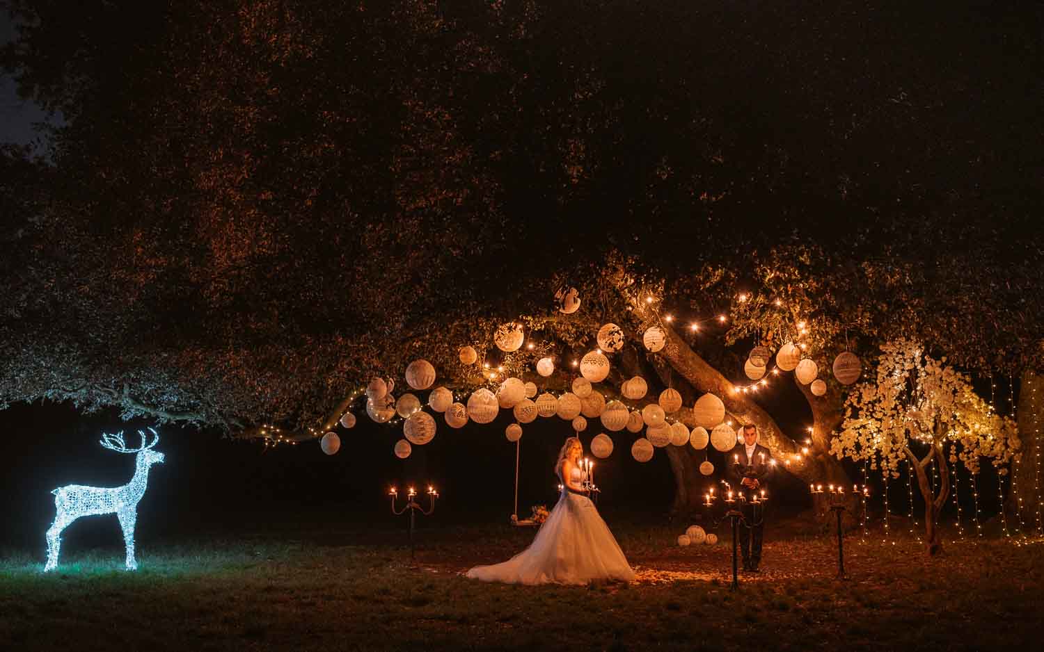 Photographies au thème Princesse d'une séance couple après mariage mise en scène avec créations MaillO design