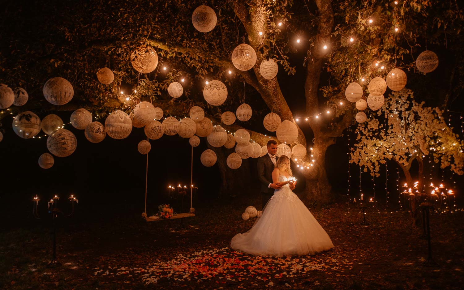 Photographies au thème Princesse d'une séance couple après mariage mise en scène avec créations MaillO design