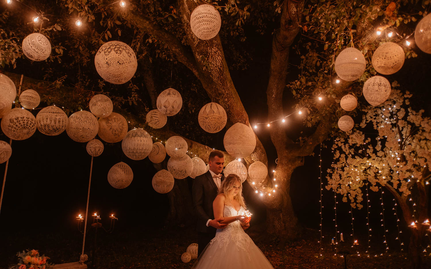 Photographies au thème Princesse d'une séance couple après mariage mise en scène avec créations MaillO design