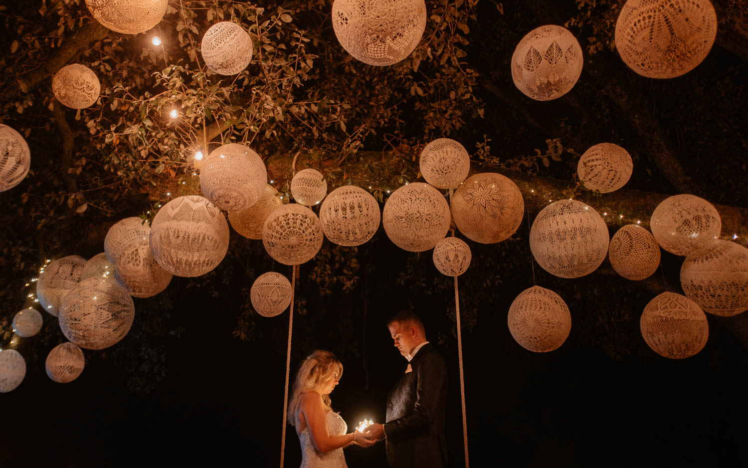 Photographies au thème Princesse d'une séance couple après mariage mise en scène avec créations MaillO design