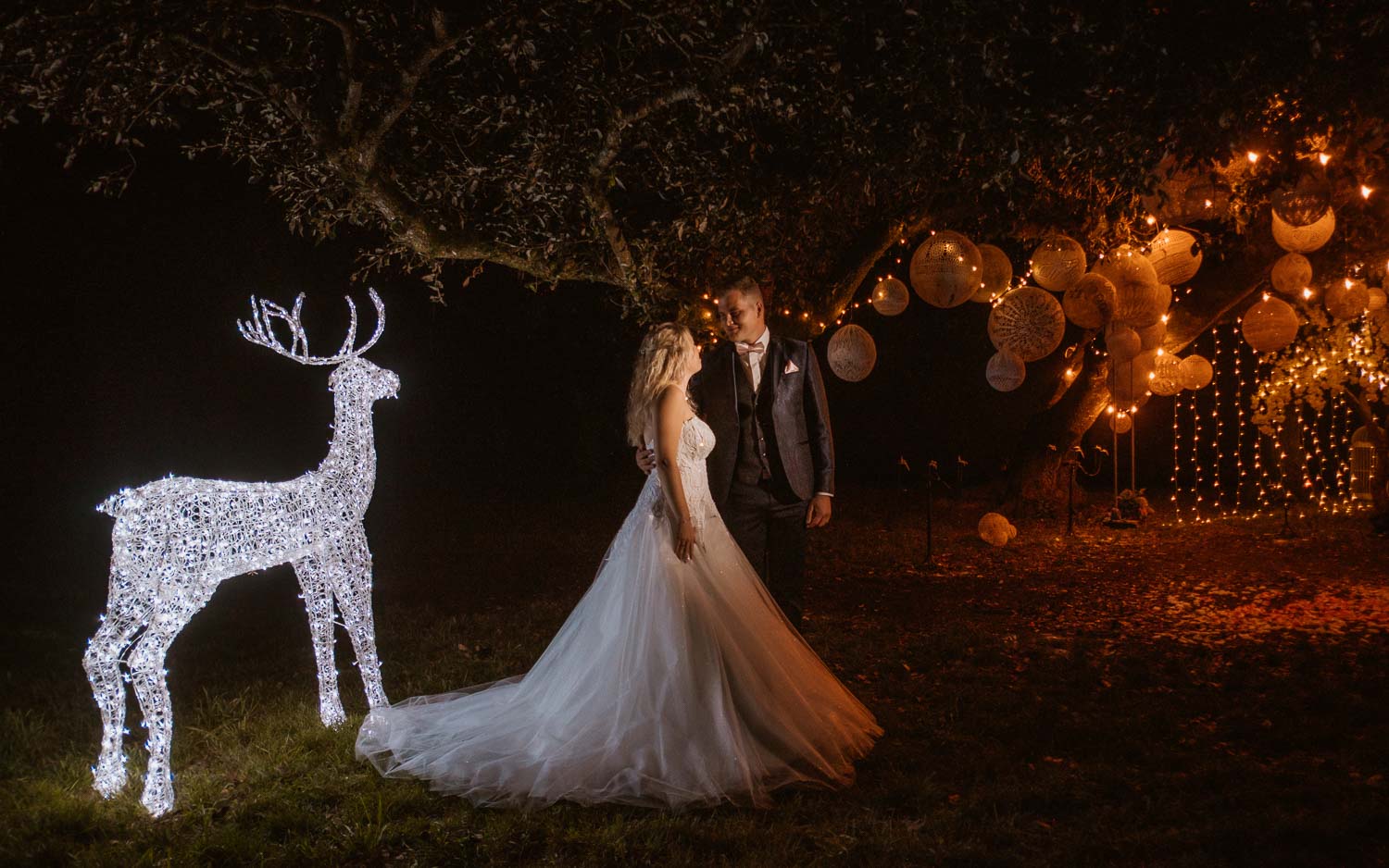 Photographies au thème Princesse d'une séance couple après mariage mise en scène avec créations MaillO design