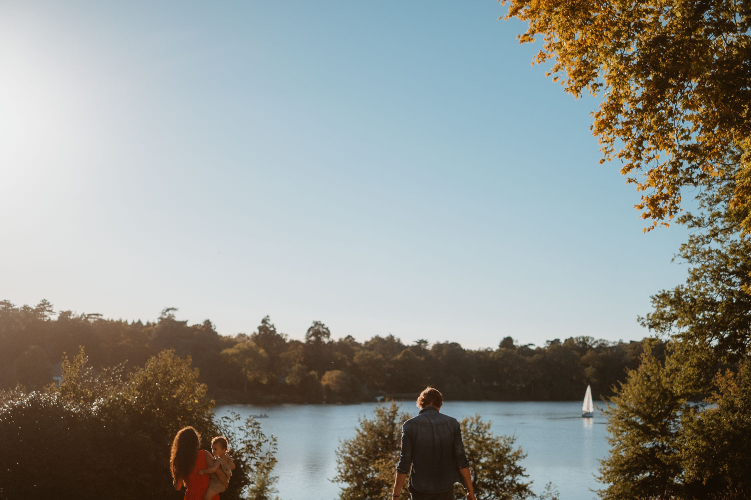 Séance photo de famille au bord de l'erdre à Nantes, au parc de la chantrerie