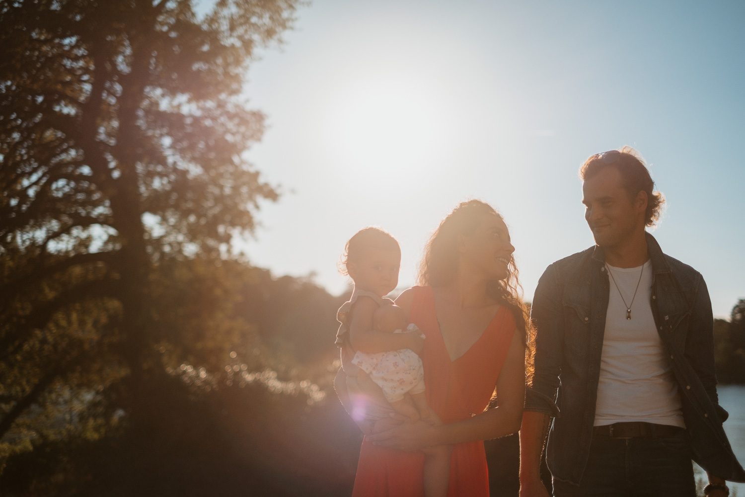 Séance photo de famille au bord de l'erdre à Nantes, au parc de la chantrerie