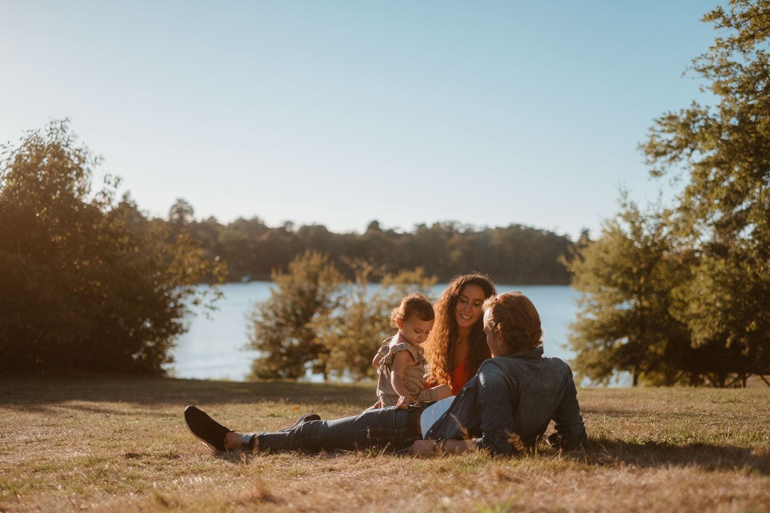 Séance photo de famille au bord de l'erdre à Nantes, au parc de la chantrerie