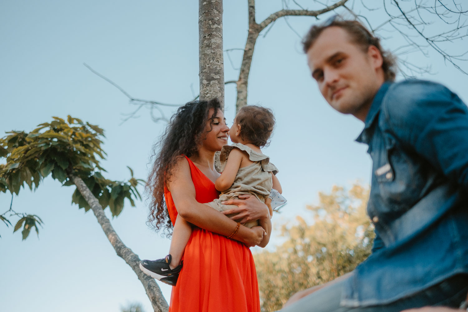 Portrait de jeunes parents au bord de l'erdre à Nantes