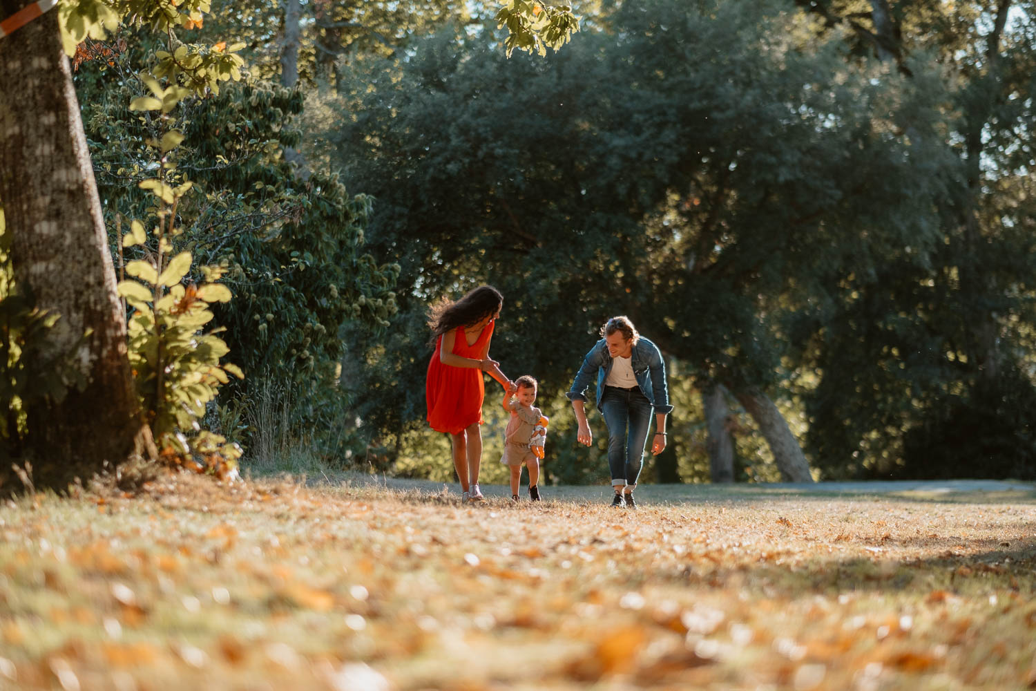 Séance photo de famille au bord de l'erdre à Nantes, au parc de la chantrerie