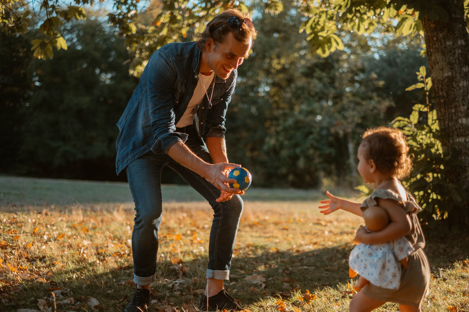 Photographies de jeux en famille au bord de l'erdre à Nantes