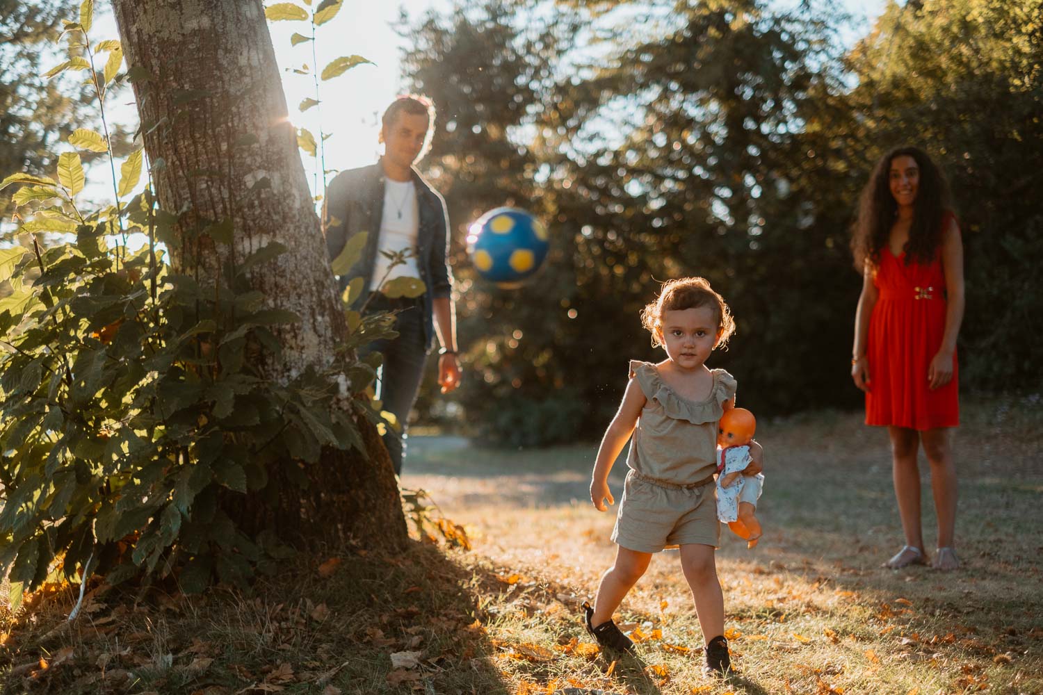 Photographies de jeux en famille au bord de l'erdre à Nantes