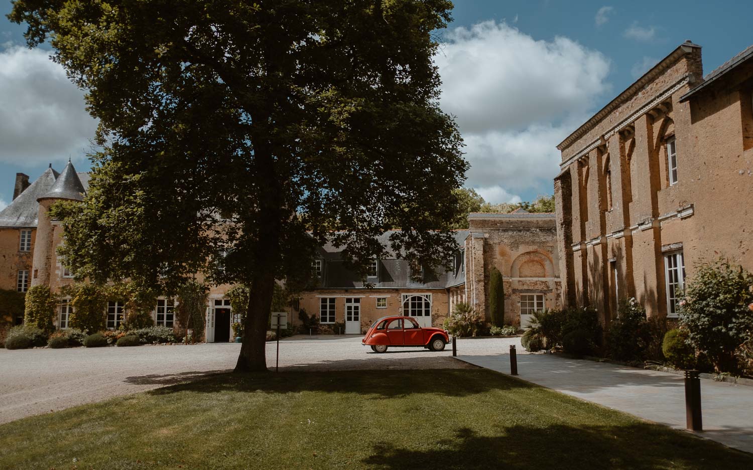 Reportage photo lifestyle d’un mariage au mois de mai au Manoir de la Jahotière