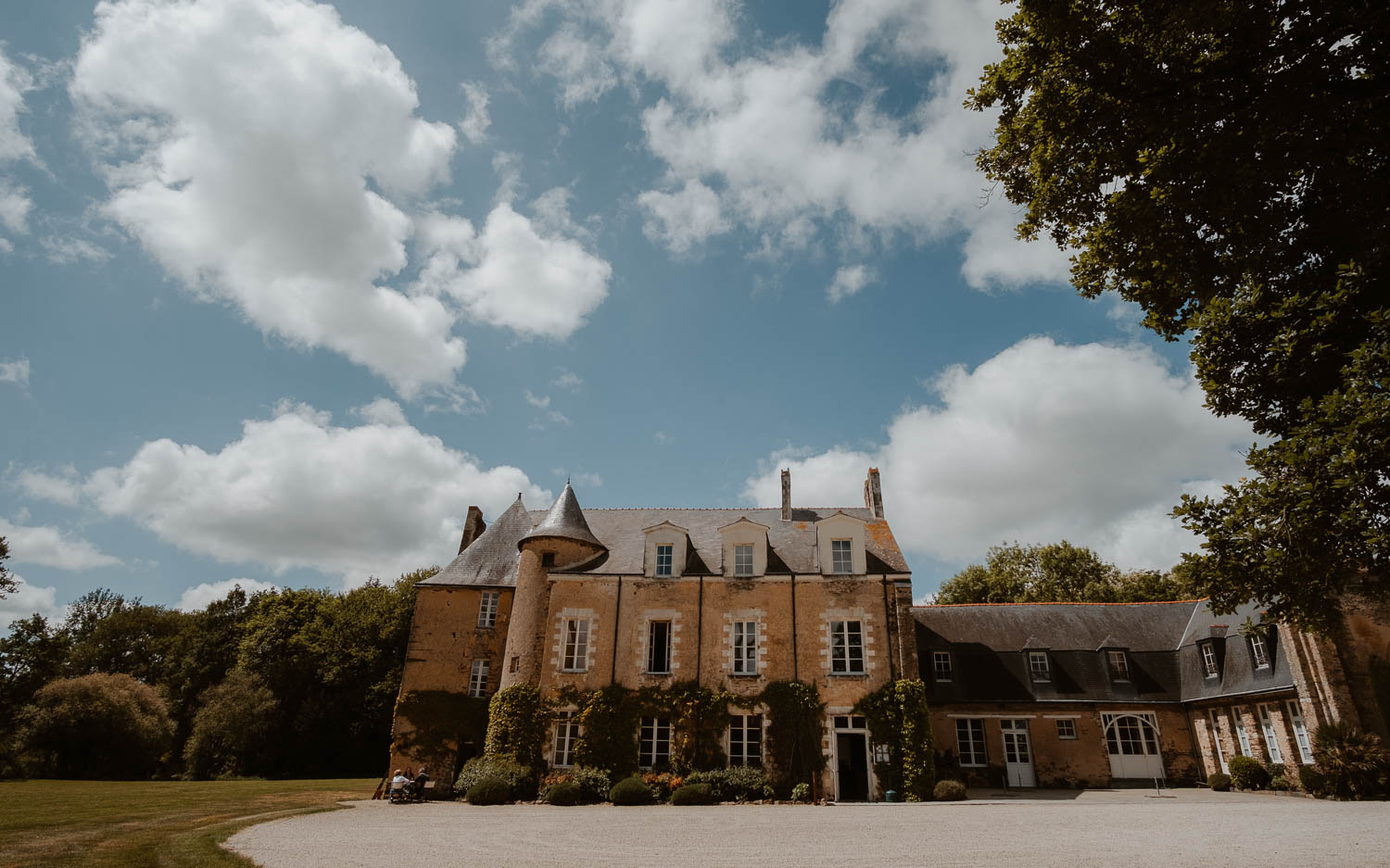 Reportage photo lifestyle d’un mariage au mois de mai au Manoir de la Jahotière